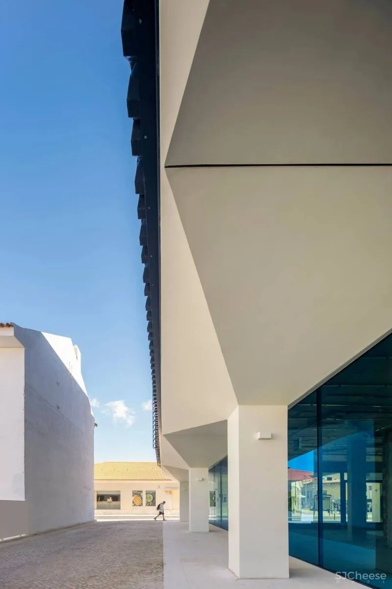 用20,000块陶瓷做外立面的公寓楼,内部却是极简的精装标准