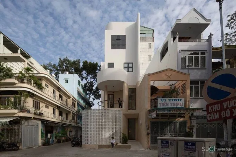 外立面使用咖啡滴漏元素的街角咖啡馆