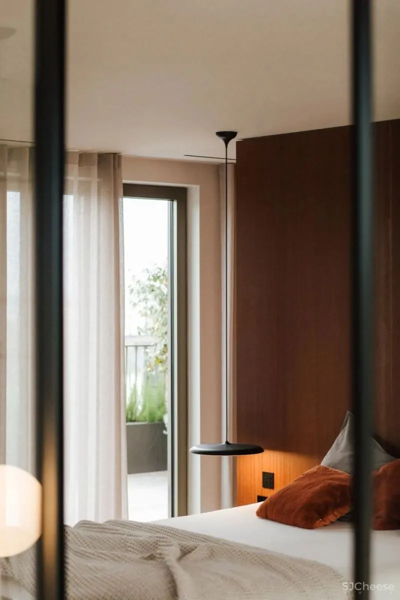 125㎡顶层公寓现代极简室内装饰设计