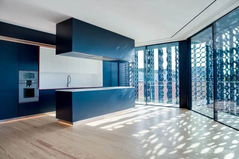 用20,000块陶瓷做外立面的公寓楼,内部却是极简的精装标准