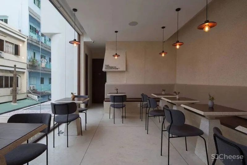 外立面使用咖啡滴漏元素的街角咖啡馆