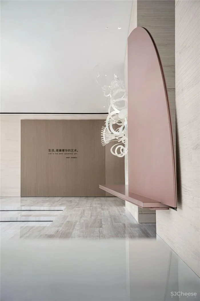 在白色盒子的建筑中进行一场华丽的逐光游戏