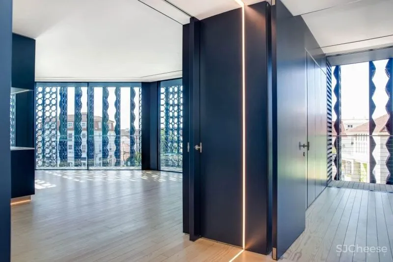 用20,000块陶瓷做外立面的公寓楼,内部却是极简的精装标准