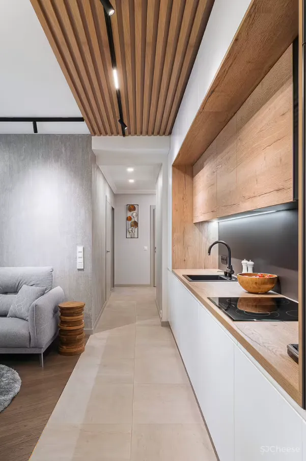 为了营造居住的本真感,设计师利用大量的木料与自然美景进行装饰