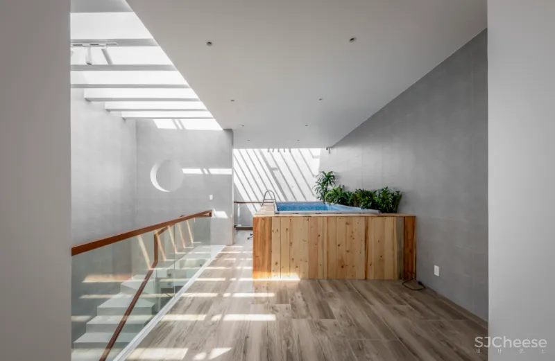 这是一座具有意义的三层住宅，它成为疫情下的一道光，照亮了整个家庭