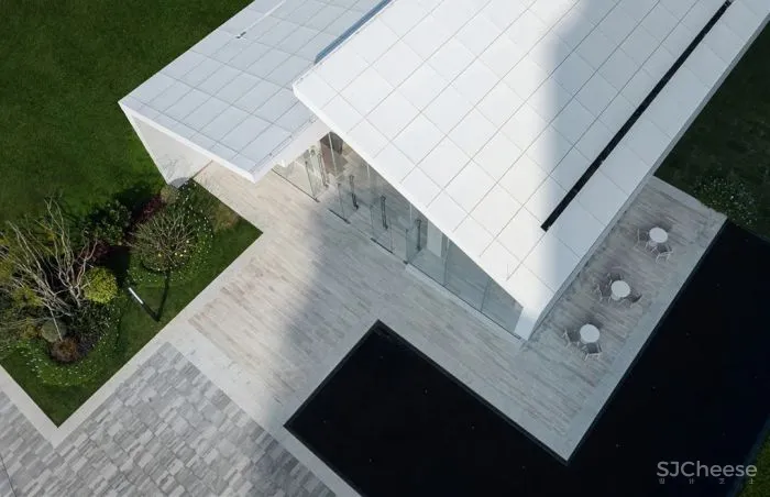 在白色盒子的建筑中进行一场华丽的逐光游戏