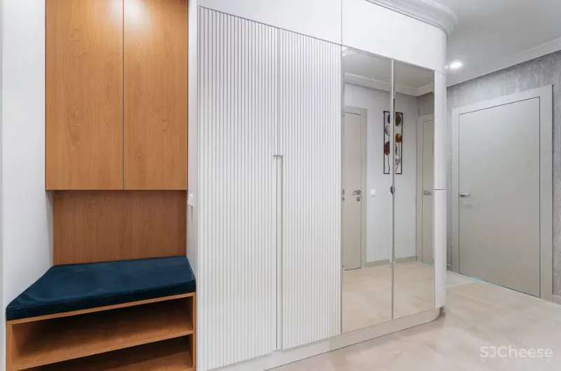 为了营造居住的本真感,设计师利用大量的木料与自然美景进行装饰