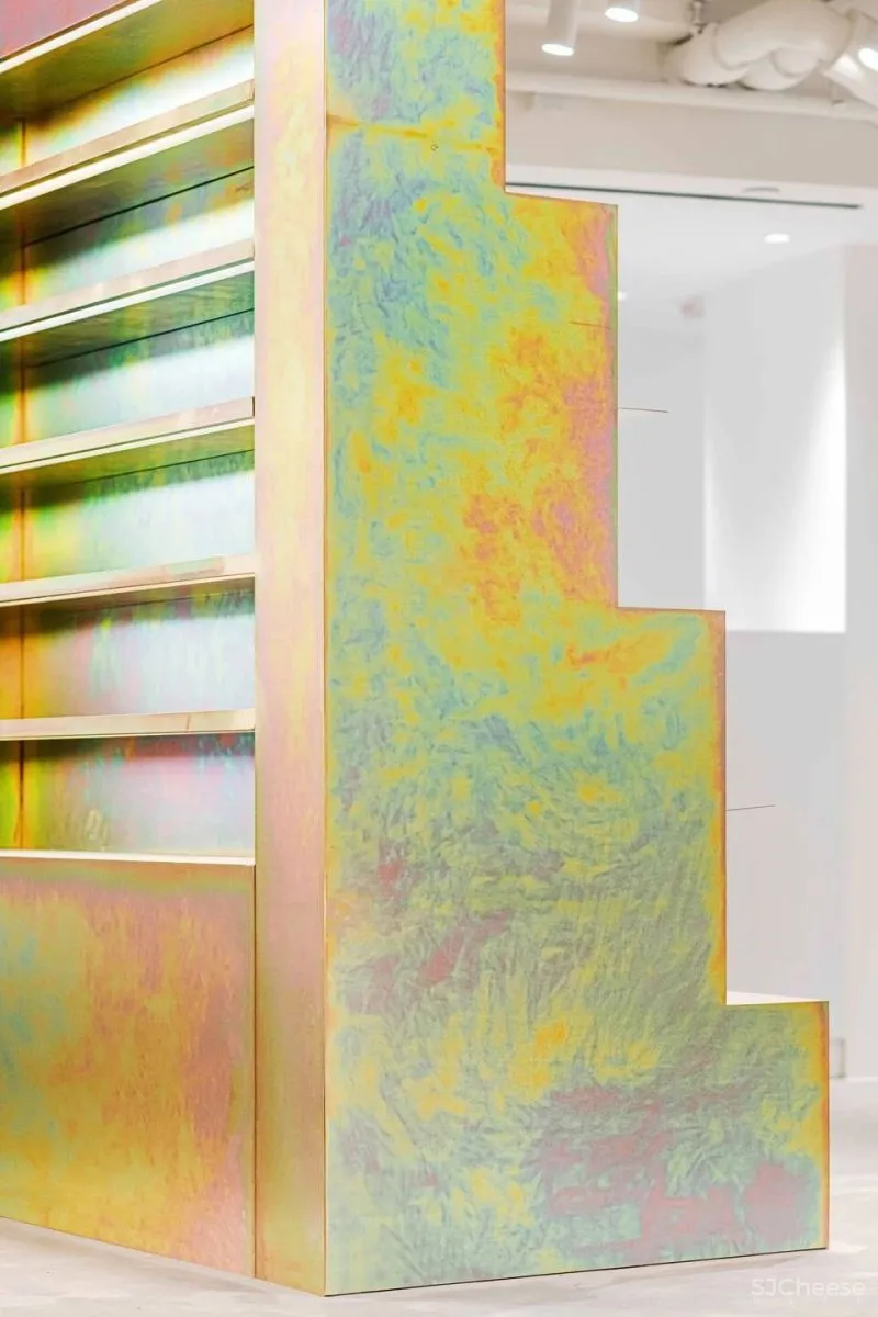 多品牌概念店Kapok ,标志性虹彩铬钢和亮白色立面打造独特空间记忆