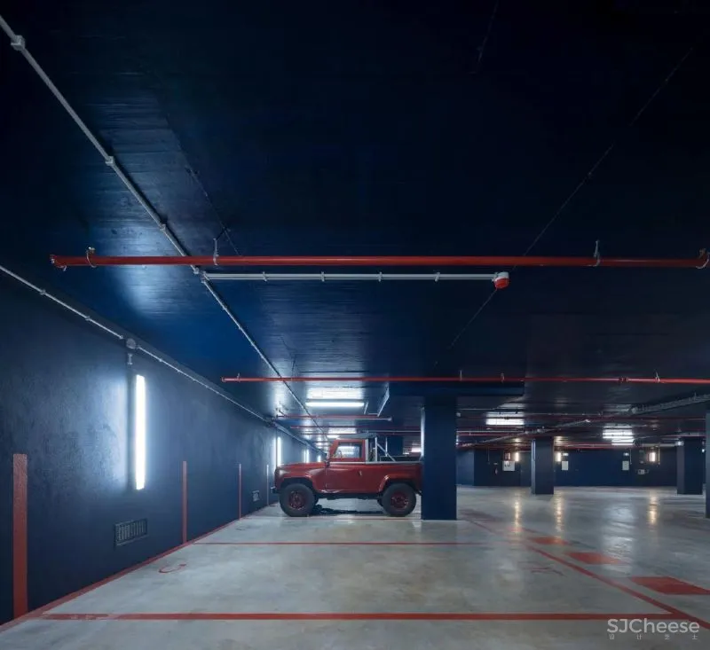 用20,000块陶瓷做外立面的公寓楼,内部却是极简的精装标准