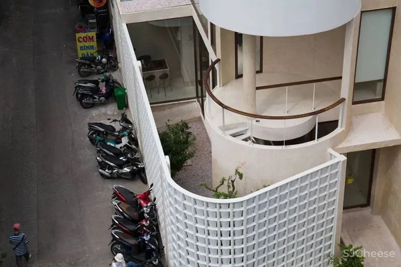 外立面使用咖啡滴漏元素的街角咖啡馆