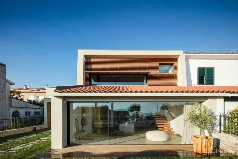 PF Architecture Studio 以中世纪蝶形屋顶为扩建设计的海边别墅