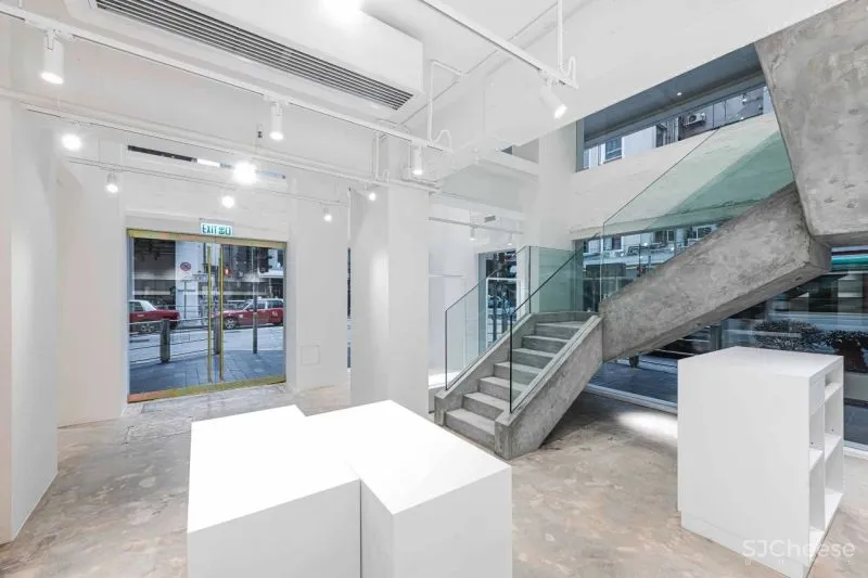 多品牌概念店Kapok ,标志性虹彩铬钢和亮白色立面打造独特空间记忆