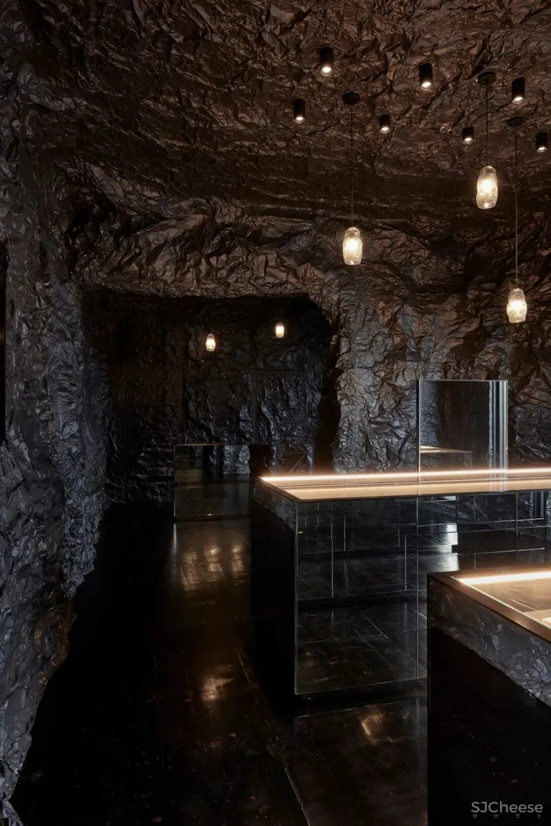 UNDER THE SEA SARAH - SEBASTIAN ARMADALE BY RUSSELL - GEORGE.