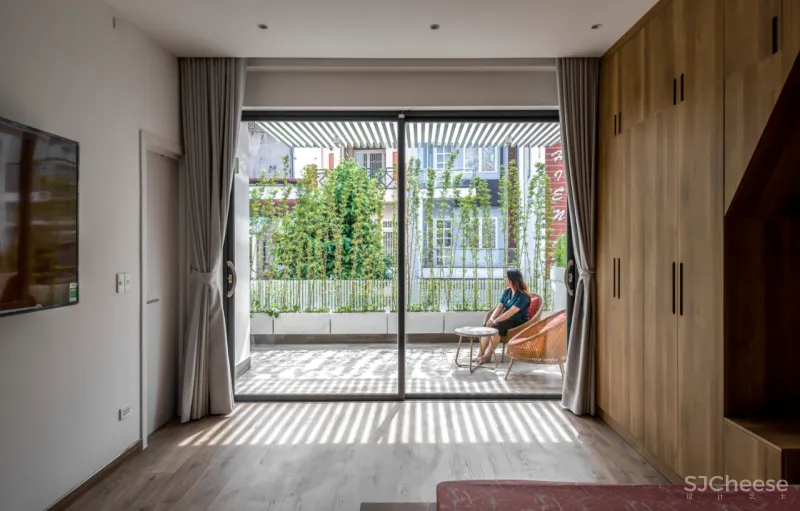 这是一座具有意义的三层住宅，它成为疫情下的一道光，照亮了整个家庭