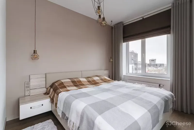 为了营造居住的本真感,设计师利用大量的木料与自然美景进行装饰