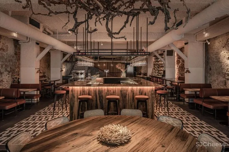 一个19世纪的6层老建筑,被改造成5个概念酒吧和餐吧,由低往高,越往上走越上头!