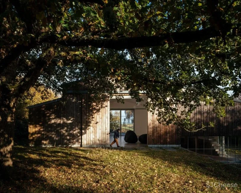 建筑师改造乡下仓房,送给雕塑家老爸做工作室,房子的打开方式太特别了!