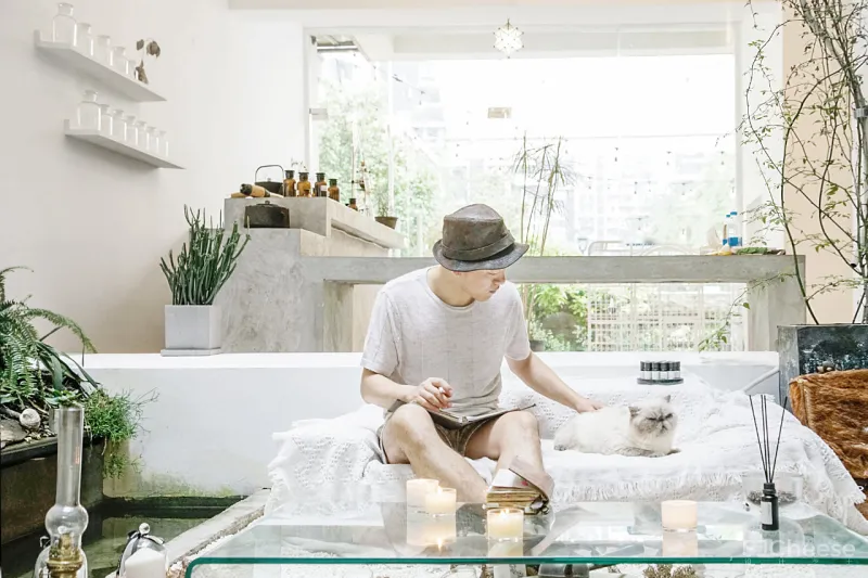 90后独居男生和他1500m²的极简住宅