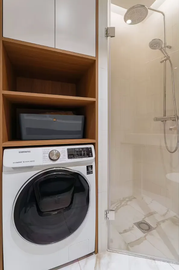 为了营造居住的本真感,设计师利用大量的木料与自然美景进行装饰