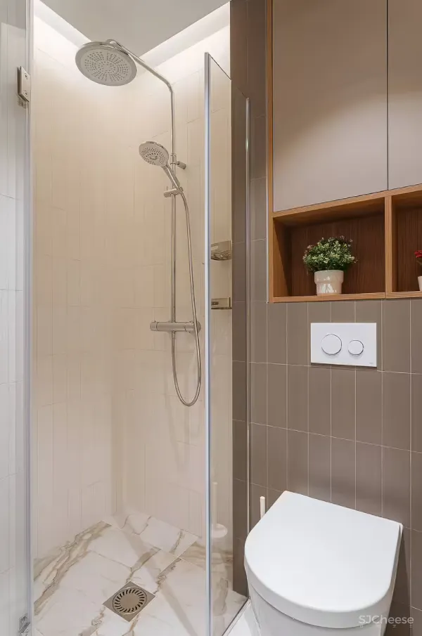 为了营造居住的本真感,设计师利用大量的木料与自然美景进行装饰