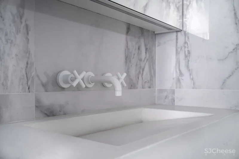 为了追求宁静的空间,设计师利用黑白灰降低家具的存在感