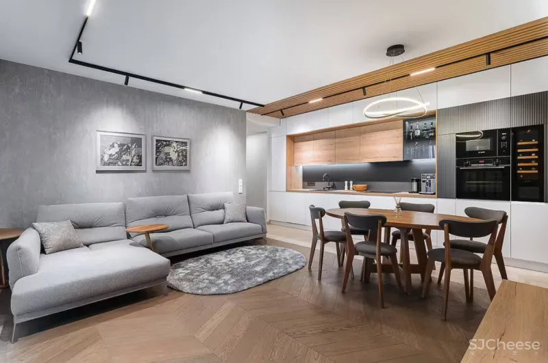 为了营造居住的本真感,设计师利用大量的木料与自然美景进行装饰