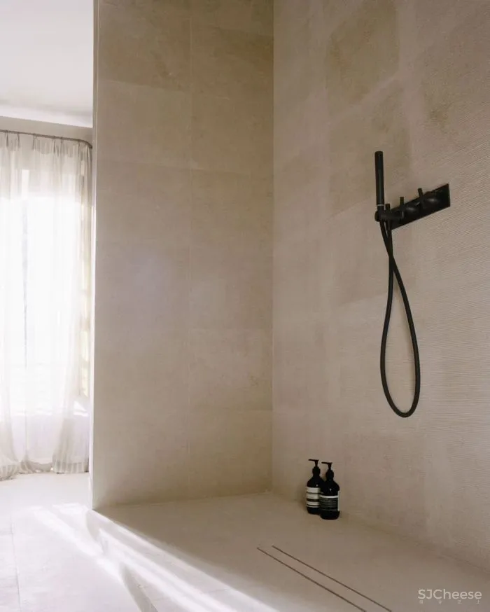 普罗旺斯百年建筑改造的精品酒店,建筑的时间感比薰衣草更迷人!