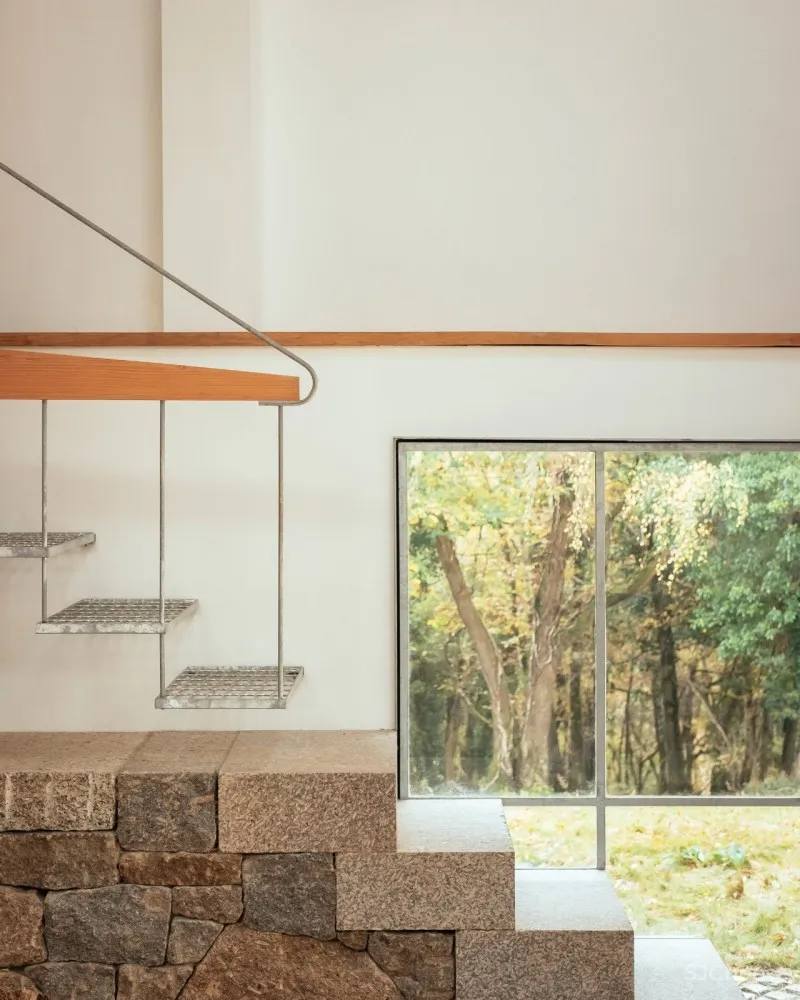 建筑师改造乡下仓房,送给雕塑家老爸做工作室,房子的打开方式太特别了!