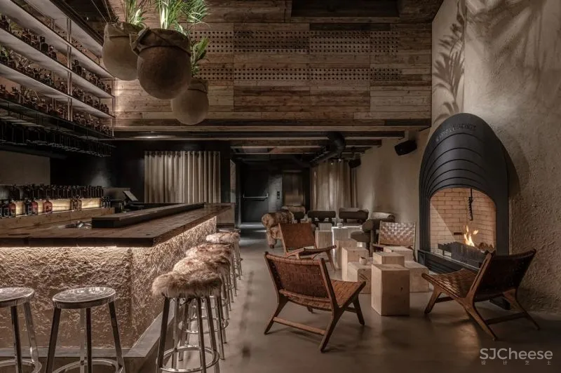 一个19世纪的6层老建筑,被改造成5个概念酒吧和餐吧,由低往高,越往上走越上头!