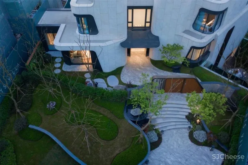 “宇宙中心”的豪宅生活丨香港置地·天湖岛