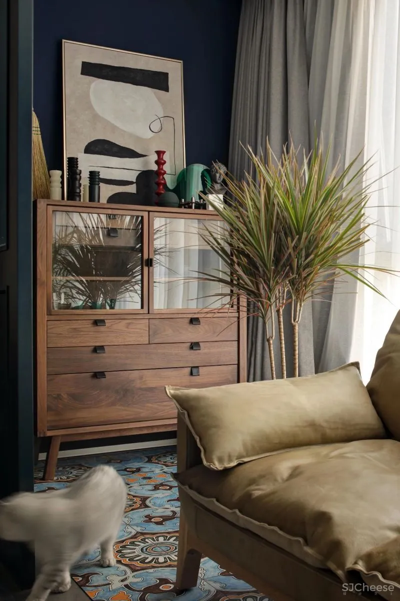 100㎡“胶片质感”的家,小吧台、取景框、大胆撞色...摩登又复古!