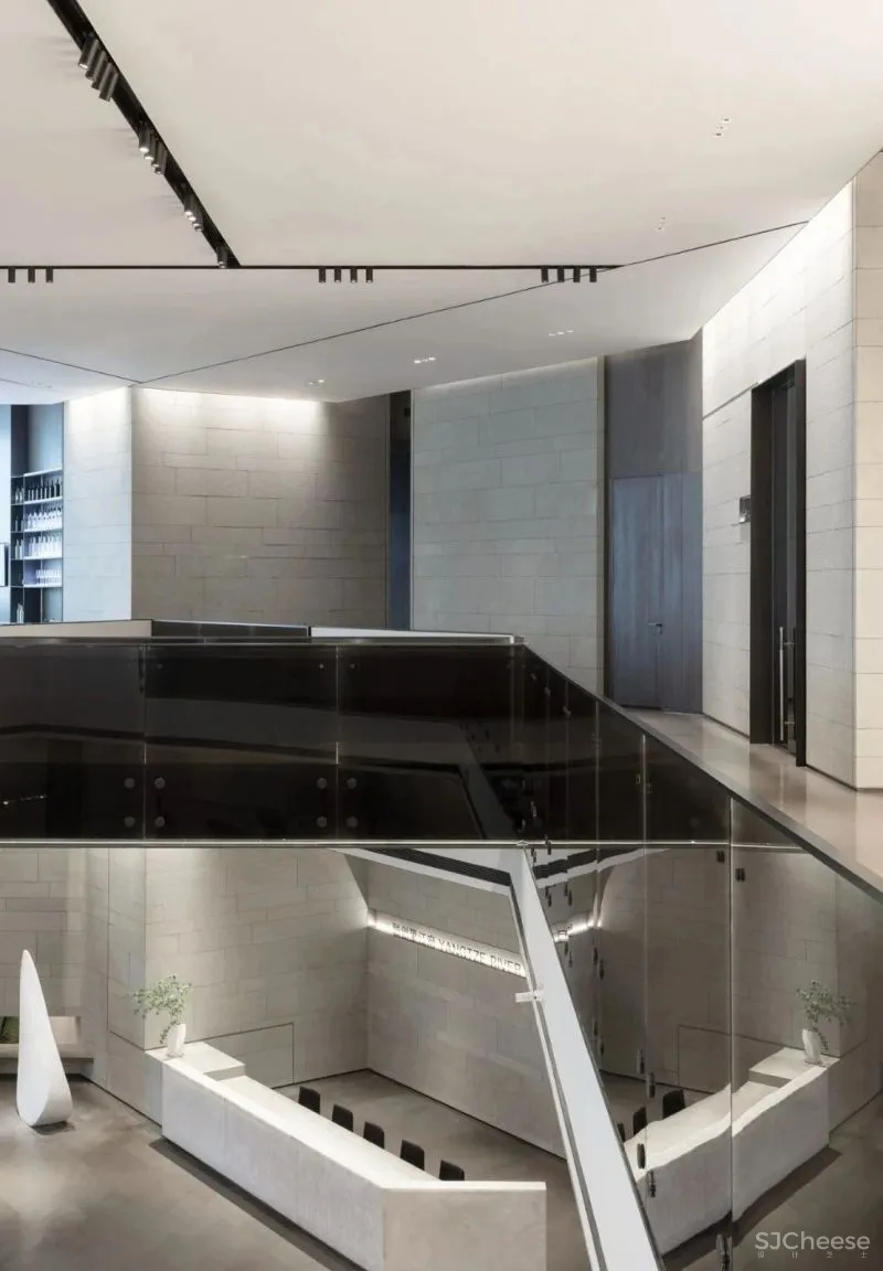 翘首眺江汉,低头见彩虹 DIA丹健国际