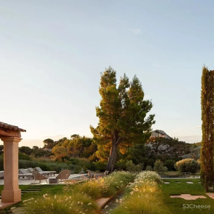 普罗旺斯百年建筑改造的精品酒店,建筑的时间感比薰衣草更迷人!