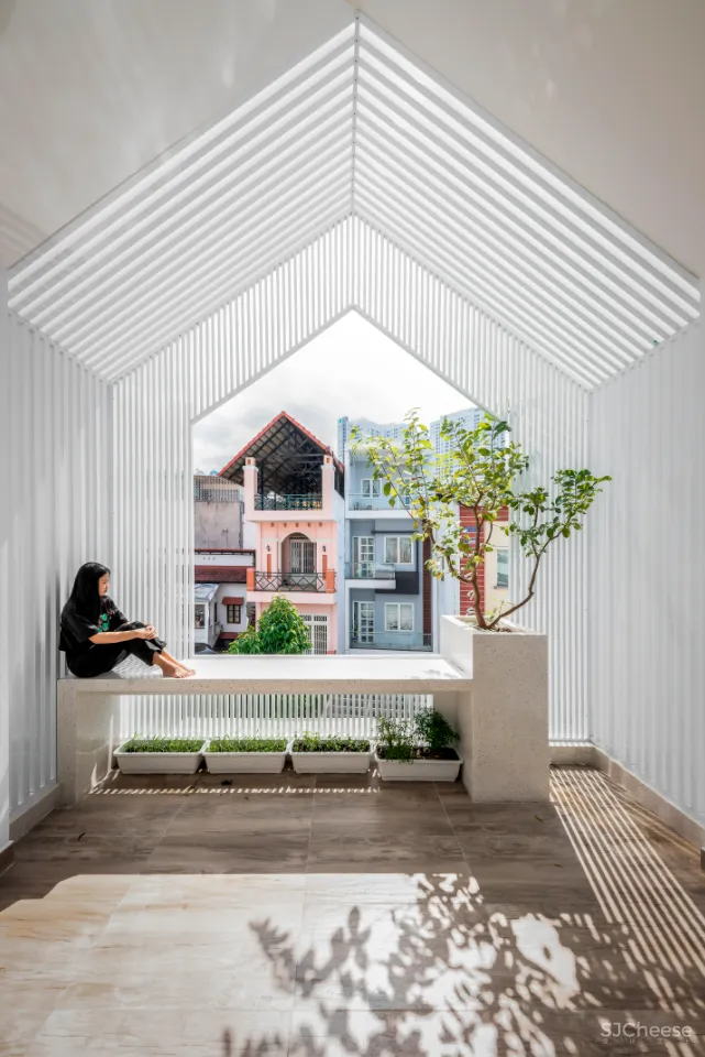 这是一座具有意义的三层住宅，它成为疫情下的一道光，照亮了整个家庭