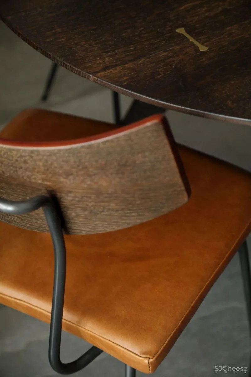 100㎡“胶片质感”的家,小吧台、取景框、大胆撞色...摩登又复古!