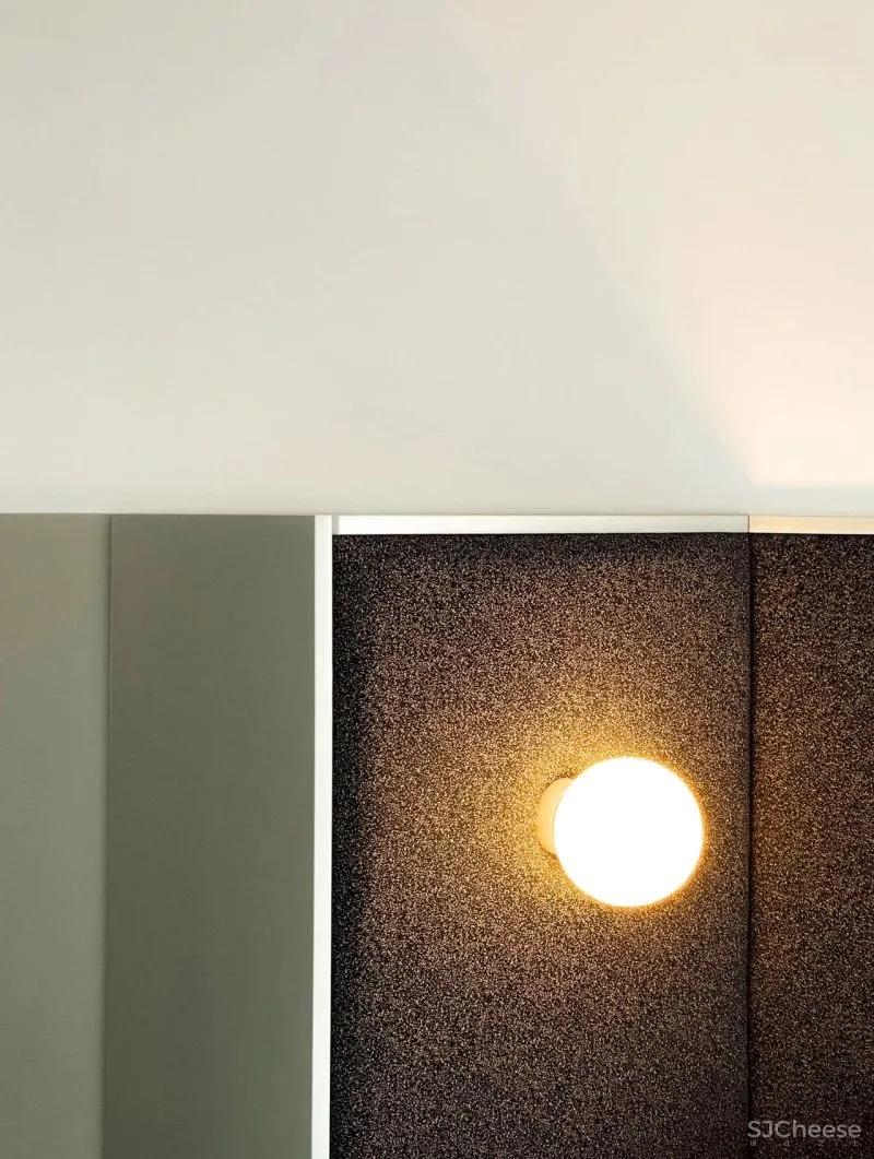 设计师可能有强迫症,不仅让墙面褶皱,还为每个功能区定义了不同的色彩!