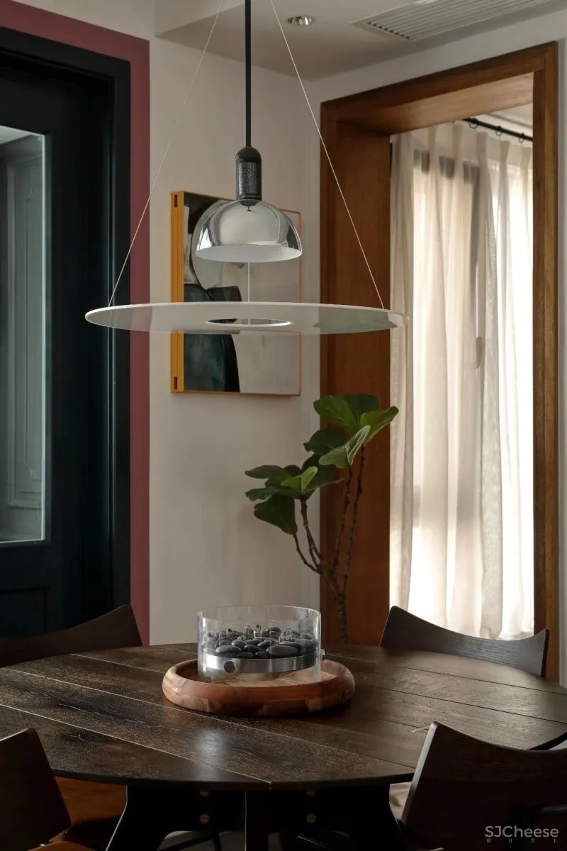 100㎡“胶片质感”的家,小吧台、取景框、大胆撞色...摩登又复古!