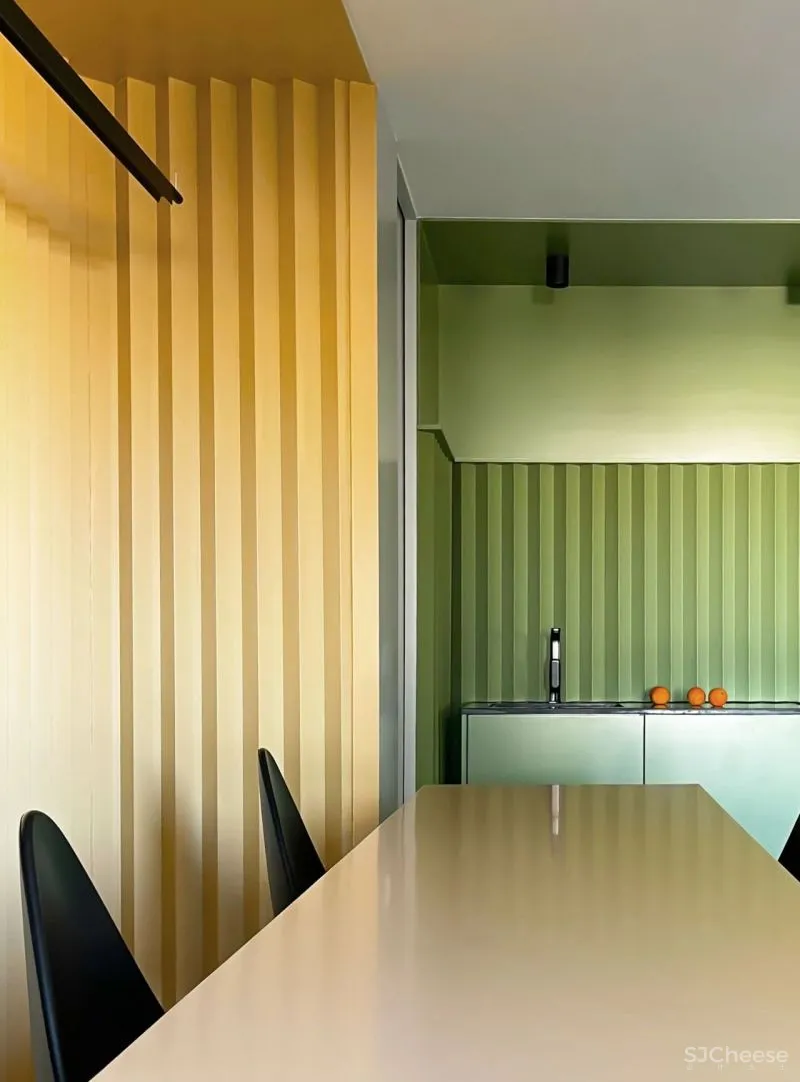 设计师可能有强迫症,不仅让墙面褶皱,还为每个功能区定义了不同的色彩!