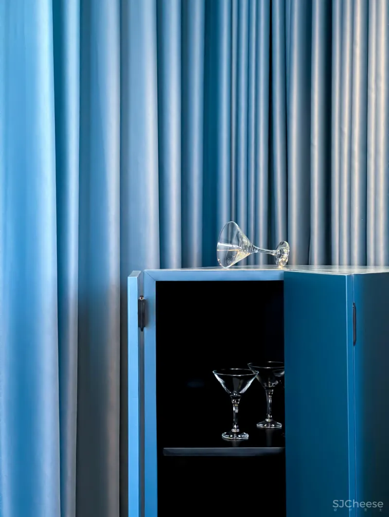 设计师可能有强迫症,不仅让墙面褶皱,还为每个功能区定义了不同的色彩!