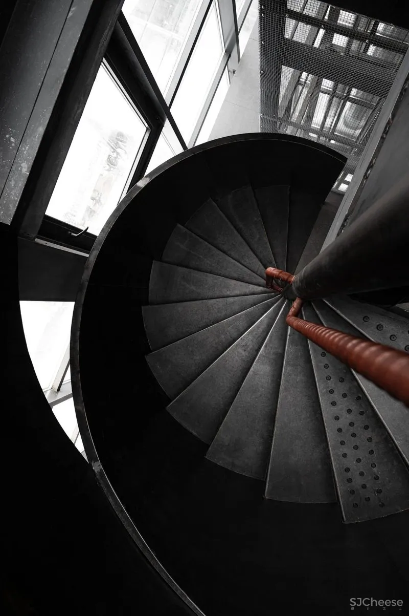 一个19世纪的6层老建筑,被改造成5个概念酒吧和餐吧,由低往高,越往上走越上头!