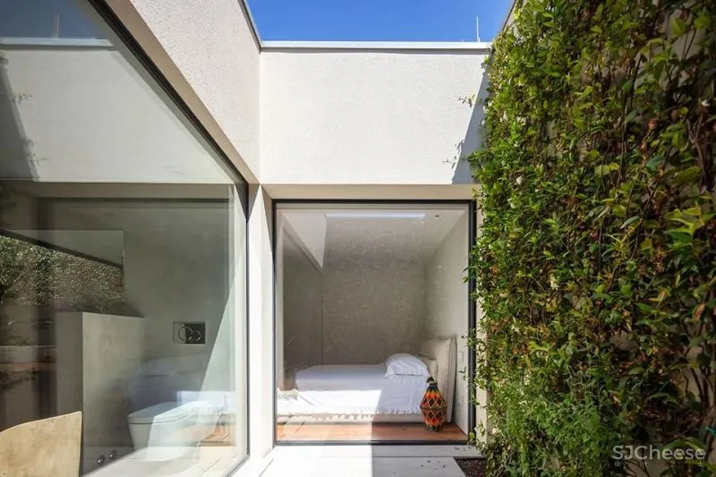 PF Architecture Studio 以中世纪蝶形屋顶为扩建设计的海边别墅