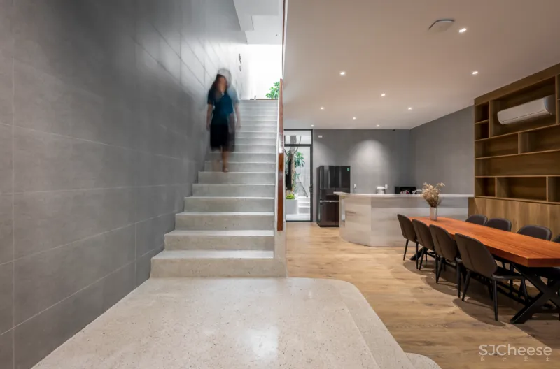 这是一座具有意义的三层住宅，它成为疫情下的一道光，照亮了整个家庭