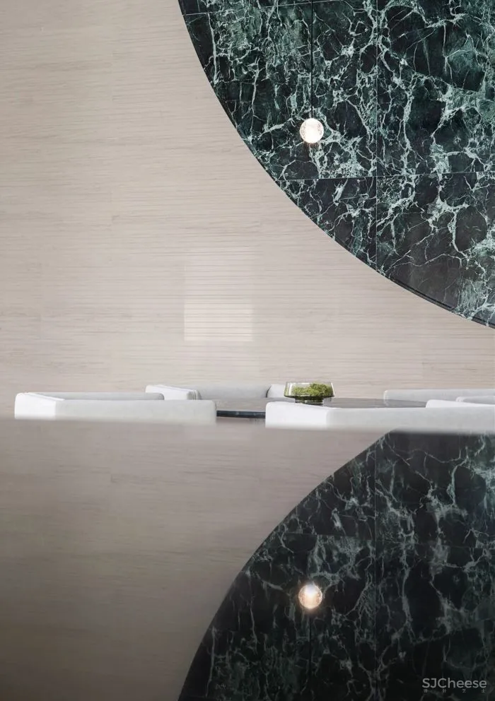 在白色盒子的建筑中进行一场华丽的逐光游戏