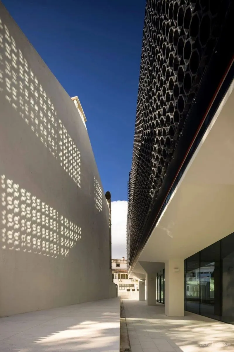 用20,000块陶瓷做外立面的公寓楼,内部却是极简的精装标准