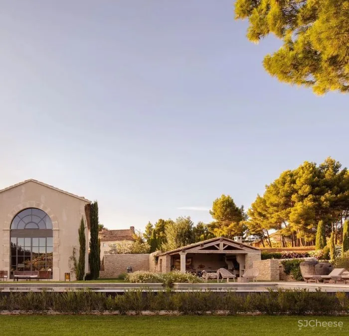 普罗旺斯百年建筑改造的精品酒店,建筑的时间感比薰衣草更迷人!