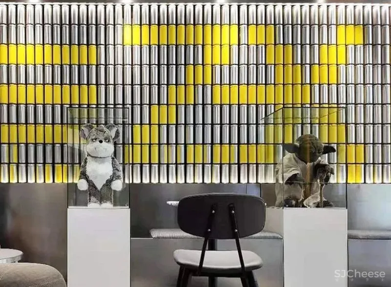 咖啡馆呈现出一种凉爽、未来主义的整体氛围