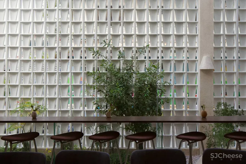 外立面使用咖啡滴漏元素的街角咖啡馆