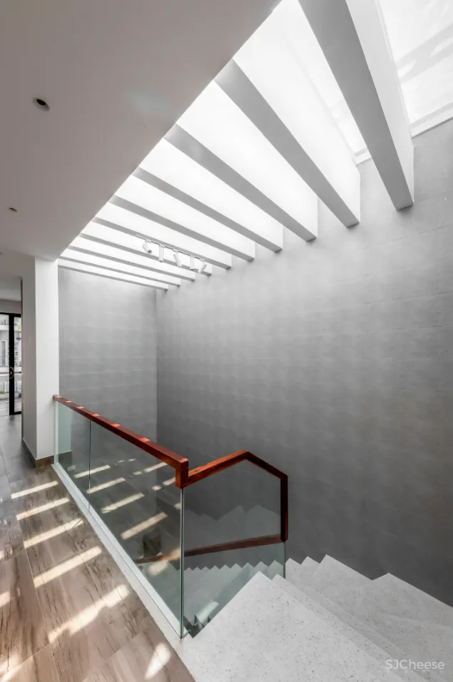 这是一座具有意义的三层住宅，它成为疫情下的一道光，照亮了整个家庭