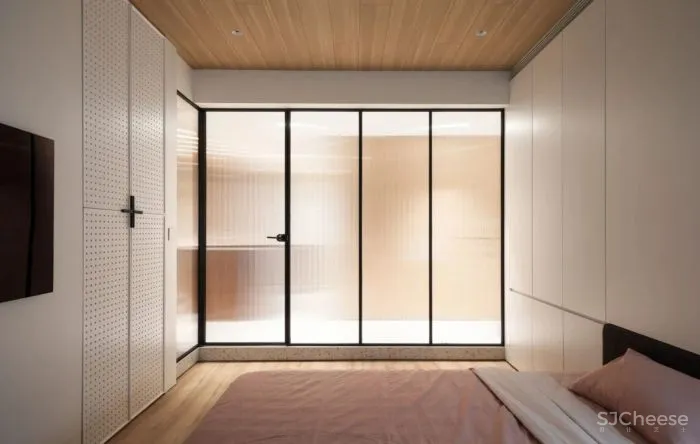 室外的喧嚣吵闹与室内的宁静温馨,在这个146平米的家中,达到了平衡