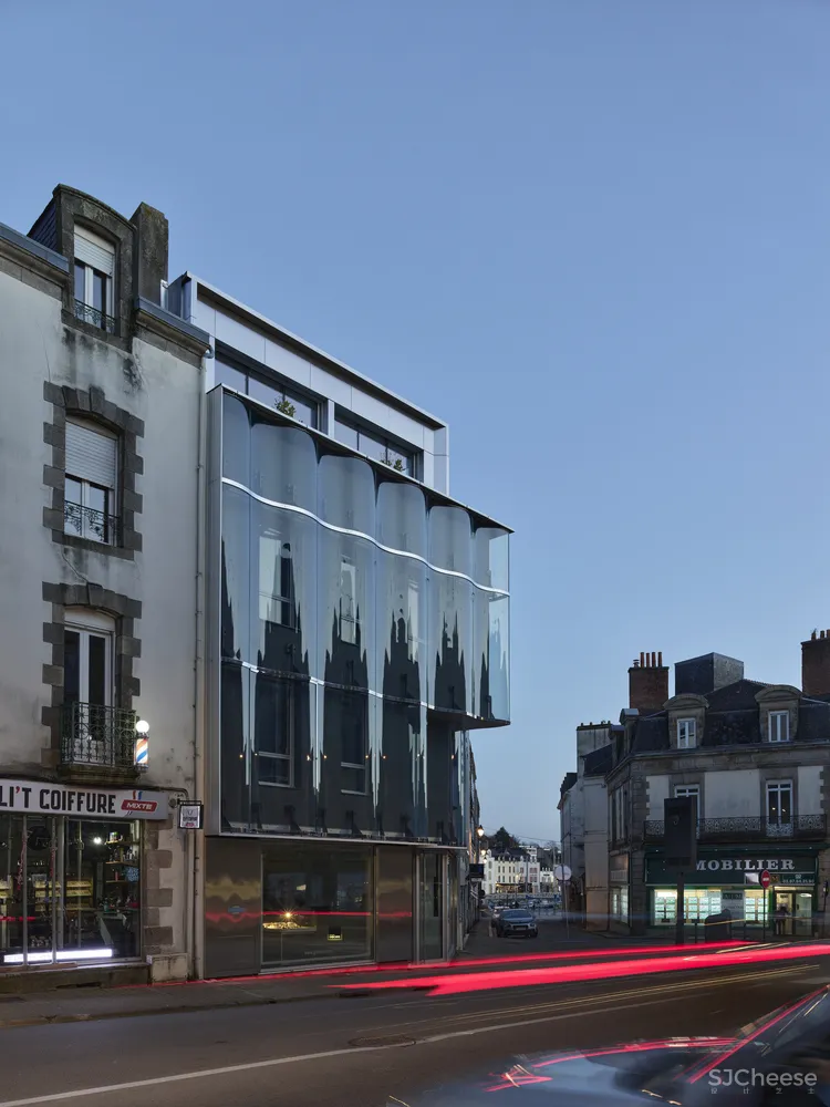 法国老城银行改造成办公室，古老与现代交相辉映，竟毫无违和感？